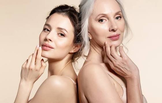 Pesquisadores analisando células em laboratório de biotecnologia